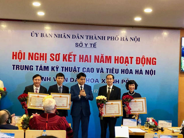 Chủ tịch UBND TP Hà Nội Nguyễn Đức Chung tặng Bằng khen của UBND TP cho các cá nhân.