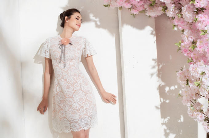 Phần đính hoa ngay cổ tạo điểm nhấn, khiến bộ váy tưởng chừng như đơn giản nhưng vô cùng thanh lịch.