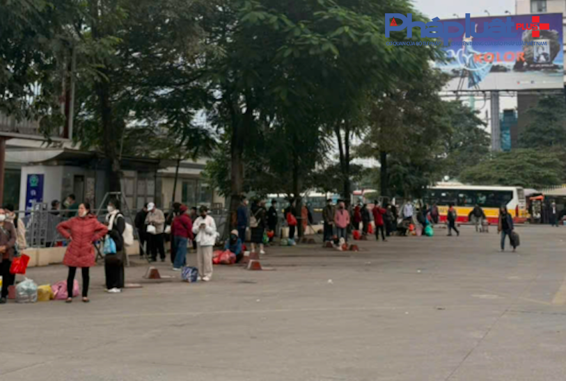 Tại bến xe Giáp Bát, người dân đổ về đây từ đầu giờ chiều và chờ bắt xe trở về nơi ở.