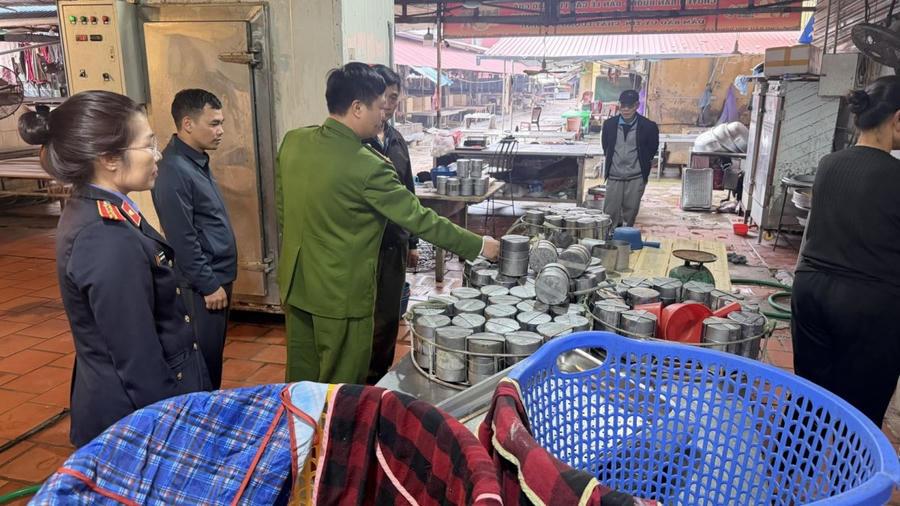 Lực lượng chức năng kiểm tra, xử lý vụ việc.