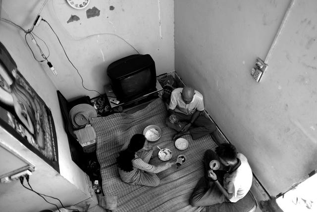 Những chén cơm trắng, chén nước mắn là bữa ăn của cả nhà bà Bé. "Có tiền mua gạo nấu cơm là tốt rồi, nhiều bữa cả nhà phải nhịn đói" - bà Bé chia sẻ.