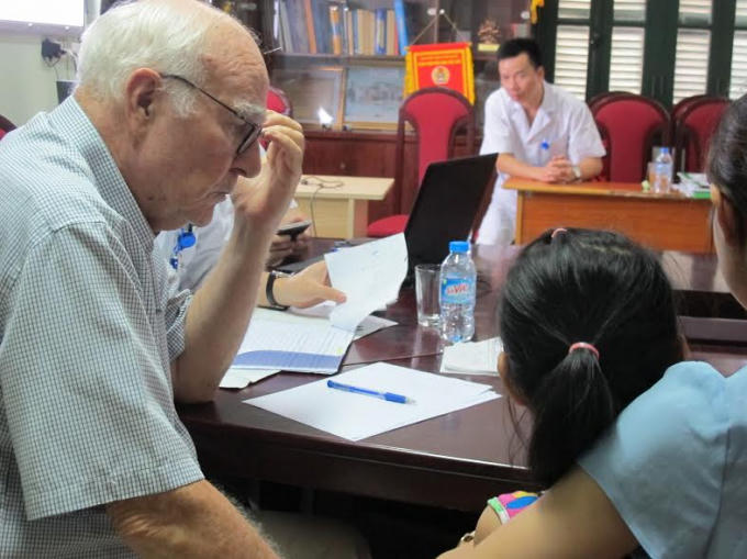 Giáo sư Pierre Jallon - Đại sứ quốc tế về bệnh động kinh của Hội chống động kinh Quốc tế thăm khám cho bệnh nhân tại Bệnh viện Việt Đức.