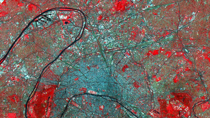 Paris, Pháp: Nổi bật là Tháp Eiffel - ở giữa bên trái, bên Sông Seine -  hình ảnh được vệ tinh Terra của NASA chụp lại