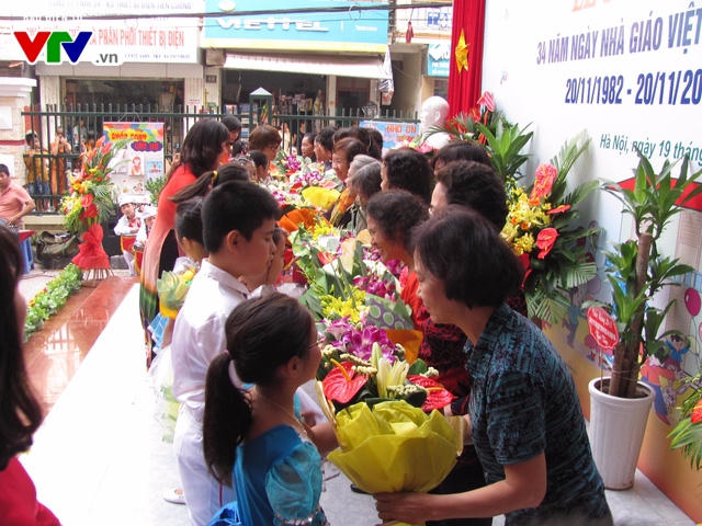 Học sinh dâng tặng những bó hoa tươi thắm đến các thầy, cô giáo đã nghỉ hưu