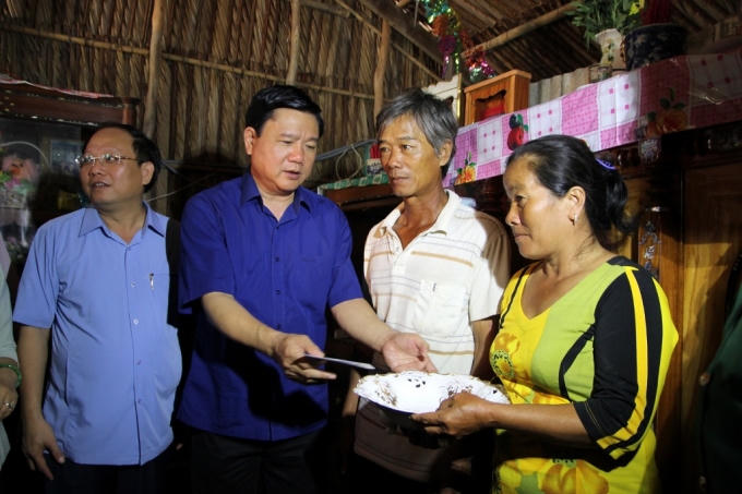 Bí thư Thăng thăm và tặng quà 1 hộ nghèo tại huyện Cần Giờ. Ông bức xúc: "Số lượng dân không lớn nhưng diện tích rất lớn, có rừng, có biển…tại sao vẫn nghèo?"