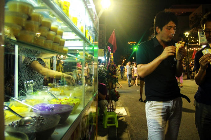 Nhiều món ăn đặc trưng được bày bán.