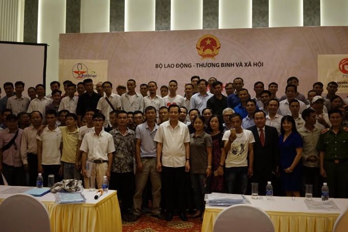 Người cai nghiện thành công chụp ảnh lưu niệm cùng Bộ trưởng Bộ LĐ-TB-XH.