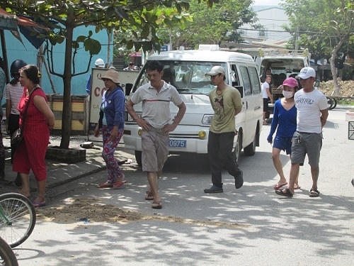 Hiện trường nơi xảy ra vụ việc, khiến người phụ nữ bán vé số tử vong tại chỗ.