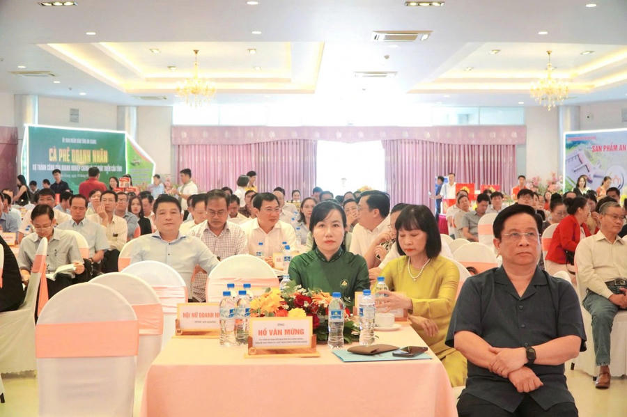 Lãnh đạo UBND tỉnh, các Sở, ngành, đơn vị, doanh nghiệp tỉnh An Giang tham dự chương trình.