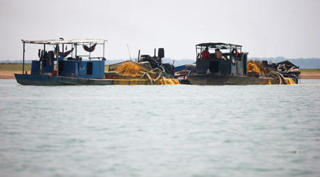 Ghe khai thác cát hoạt động trong lòng hồ Dầu Tiếng.