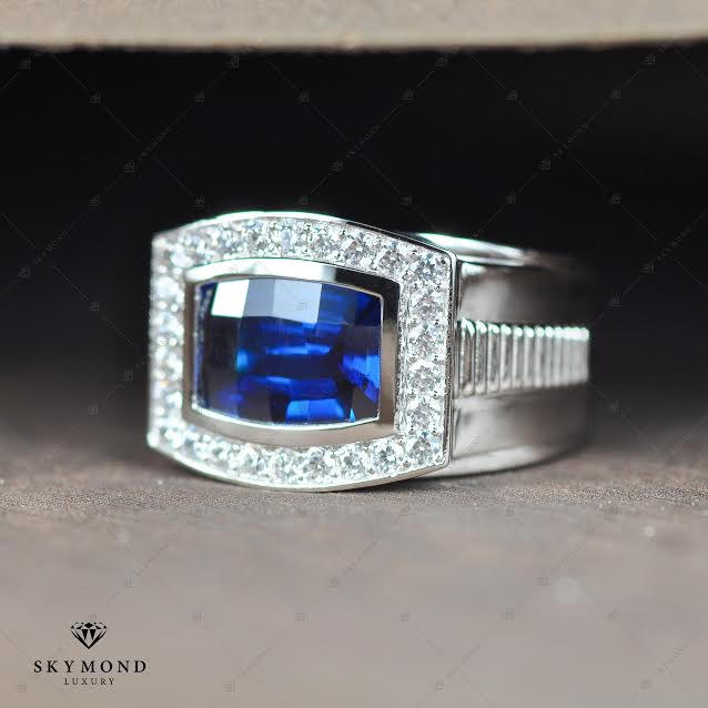 Nhẫn nam thuộc Mộc, mặt nahaxn cách điệu hình chữ nhậ, viên đá chủ nổi bật.