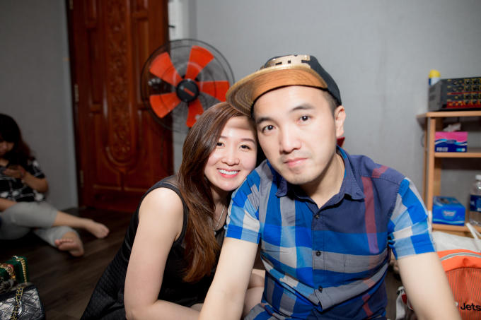 Vợ xinh như hotgirl của Dương Ngọc Thái tháp tùng chồng đi tập nhạc
