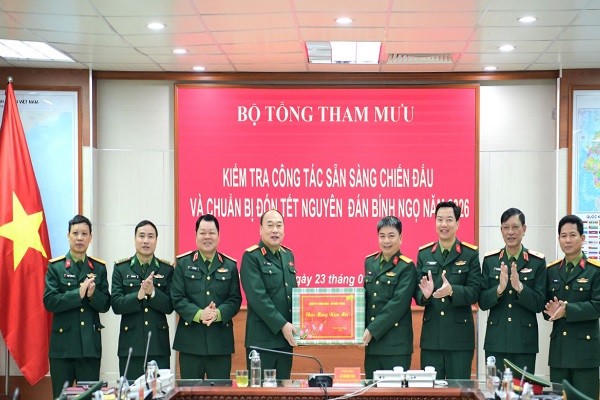 Trung tướng Lê Quang Đạo, Phó Tổng Tham mưu trưởng Quân đội Nhân dân Việt Nam cùng đoàn công tác tặng quà, chúc Tết Bộ Chỉ huy quân sự tỉnh.