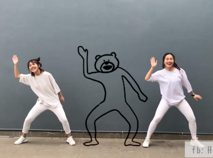 Hình ảnh 2 cô gái cover lại động tác của sticker cực kì bá đạo.