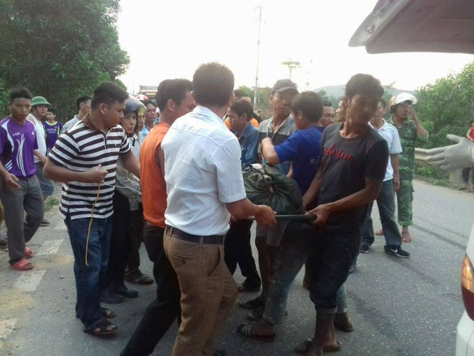 Sự việc hai anh em nhặt được đạn B40 và tiến hành cưa lấy thuốc khiến một người chết, một người bị thương nặng.