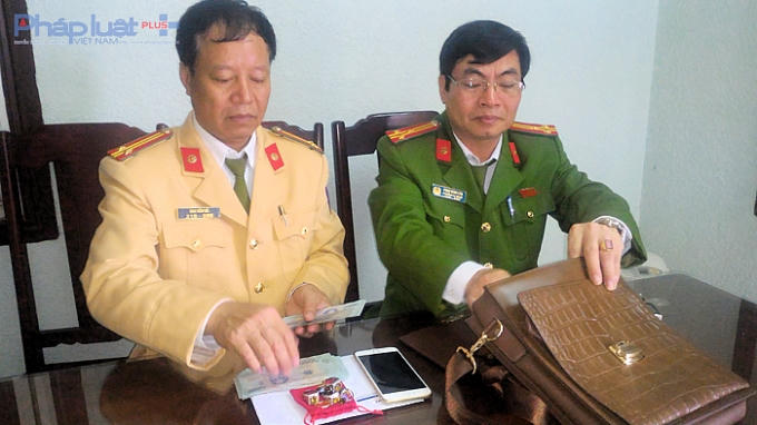 Tổng số tài sản ước của người dân đánh rơi tính khoảng gần 70 triệu đồng. (Ảnh: Anh Thắng)