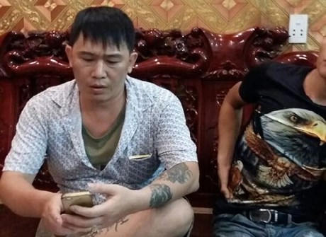 Nhóm người xăm trổ đầy mình đến nhà anh Việt Anh để đòi nợ.