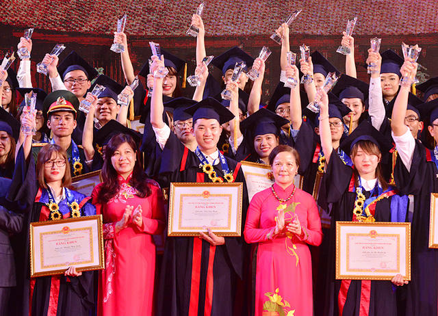Tuyên dương Thủ khoa xuất sắc Hà Nội năm 2016.
