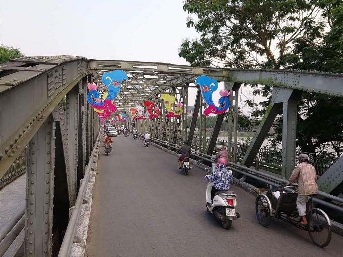 Cầu Trường Tiền rực rỡ những ngày này.