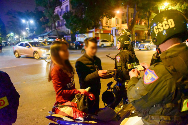 9h20, tổ tuần tra phát hiện hai người điêu khiển xe gắn máy không đội mũ bảo hiểm, đã cho dừng phương tiện và kiểm tra giấy tờ xe, sau đó làm biên bản xử phạt các lỗi vi phạm.