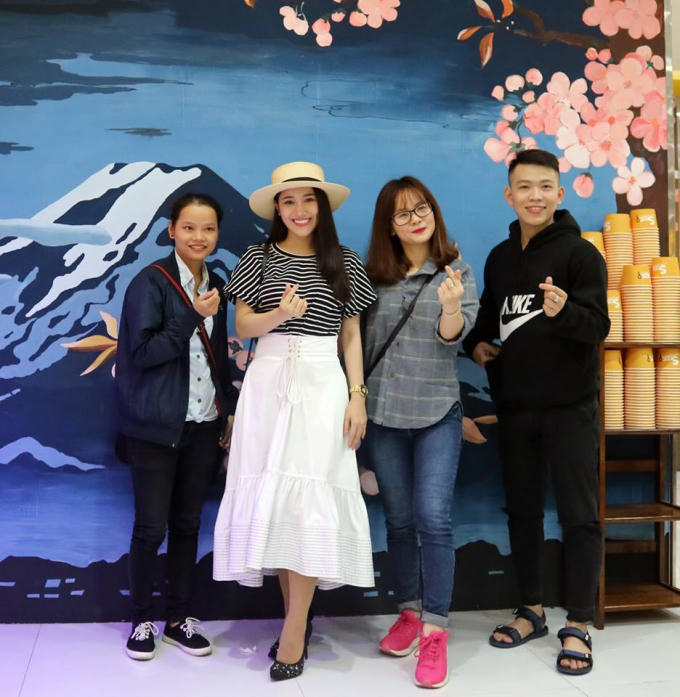 Nữ ca sĩ xinh đẹp này chuẩn bị kỹ lưỡng cho từng ca khúc chuân bị cho đêm liveshow "Chờ người"