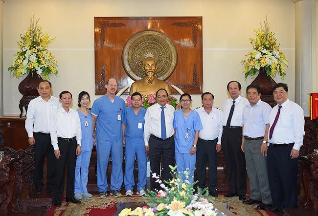 Thủ tướng Nguyễn Xuân Phúc chụp ảnh kỷ niệm cùng Đoàn bác sỹ thiện nguyện Đại học Mercer Hoa Kỳ đang thực hiện chương trình thiện nguyện thay chân giả và khám chữa bệnh miễn phí cho các bệnh nhân tại Việt Nam.