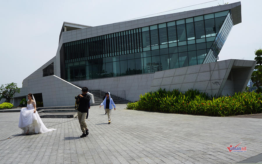 Nơi này hiện là điểm đến chụp ảnh cưới, vui chơi của giới trẻ. Thời gian qua, công trình không được sử dụng, khiến một số hạng mục như gỗ đã xuống màu, bong tróc lớp sơn