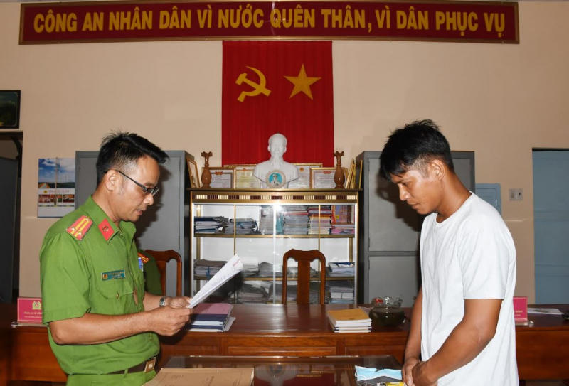 Công an tỉnh Trà Vinh tống đạt các quyết định đối với Trương Thành Tuân.