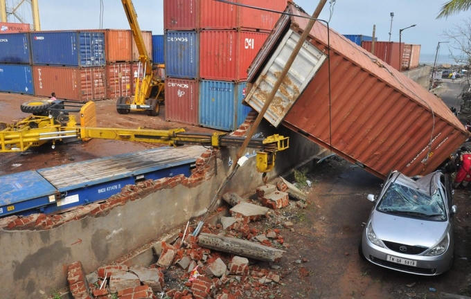Một container bị rớt xuống đường phố sau khi cơn bão Vardah tấn công thành phố Chennai, India (Ảnh: AFP / Getty Images)