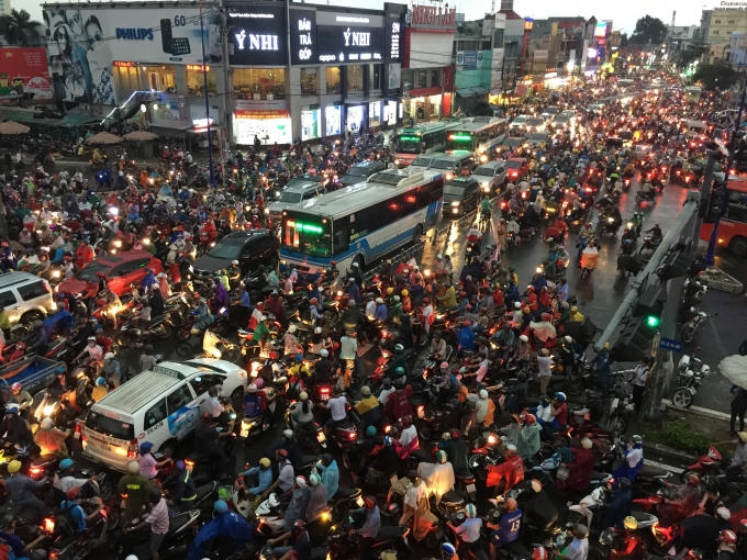 Áp lực phương tiện từ các hướng đổ về mỗi lúc một tăng khiến cho khu vực cửa ngõ Sài Gòn thêm hỗn loạn.