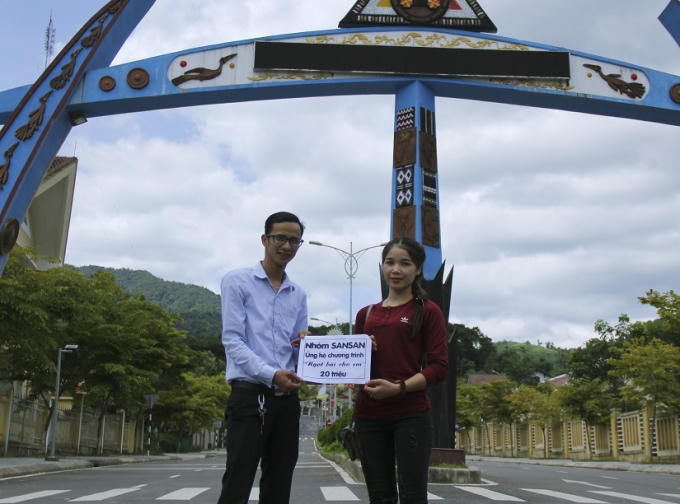 Đoàn đã dọc theo miền sơn cước của huyện A Lưới để trao tận tay món quà mà các nhà hảo tâm gửi gắm.