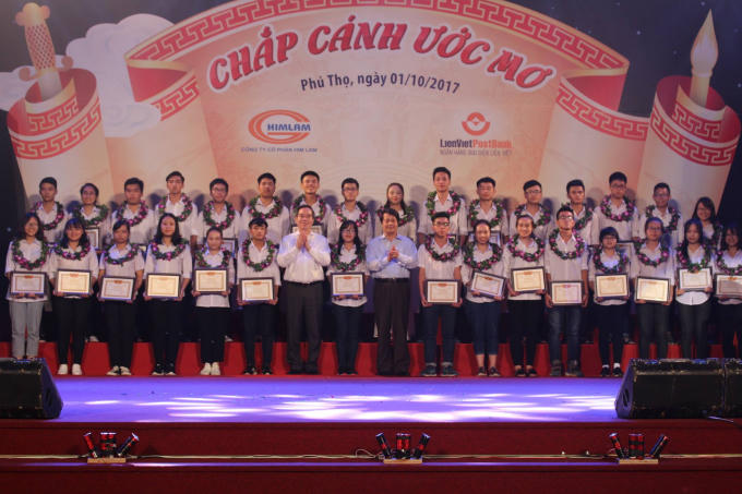 Đồng chí Nguyễn Văn Bình - Trưởng Ban Kinh tế Trung ương Nguyễn Văn Bình và Bí thư Tỉnh ủy Hoàng Dân Mạc trao thưởng cho học sinh đạt giải Nhất, Nhì, Ba cuộc thi học sinh giỏi quốc gia các môn văn hóa.