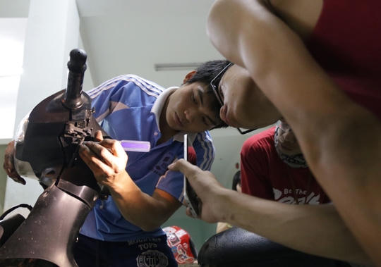 Bạn Văn Minh Hiệp cho biết do xuất thân trong một gia đình buôn bán phế liệu nên từ nhỏ đã được tiếp xúc với nhiều loại máy móc. Nhờ vậy, Hiệp thuộc lòng các cấu tạo của xe máy. Từ lòng đam mê của mình, Hiệp tự mày mò học hỏi và nhiều lần sửa chữa thành công xe của mình.