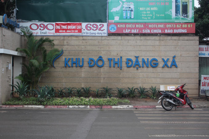 Khu đô thị Đặng Xá nằm cạnh quốc lộ 5 trên địa bàn 3 xã Cổ Bi, Trâu Quỳ, Phú Thị, huyện Gia Lâm (Hà Nội) do Tổng công ty Thủy tinh và Gốm xây dựng - Viglacera làm chủ đầu tư.