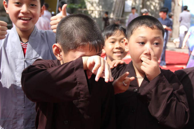 Đó còn là những giọt nước mắt khi chia tay, về nghỉ hè bên gia đình.