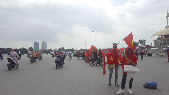 Hàng trăm người đã có mặt trước sân vận động Mỹ Đình chuẩn bị cờ tổ quốc, cổ vũ cho đội tuyển bóng đá Nam Việt Nam gặp đội tuyển Malaysia. (Ảnh: Thanh niên)