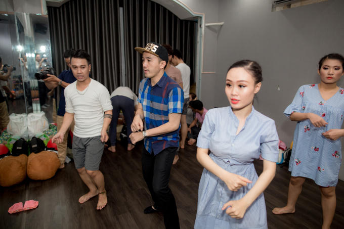 Vợ xinh như hotgirl của Dương Ngọc Thái tháp tùng chồng đi tập nhạc