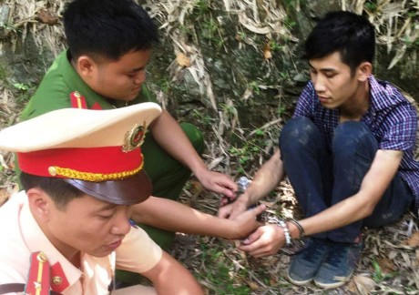 Đối tượng Hà Văn Chiến bị lực lượng Công an Bá Thước bắt giữ.(Ảnh: CA Bá Thước cung cấp)