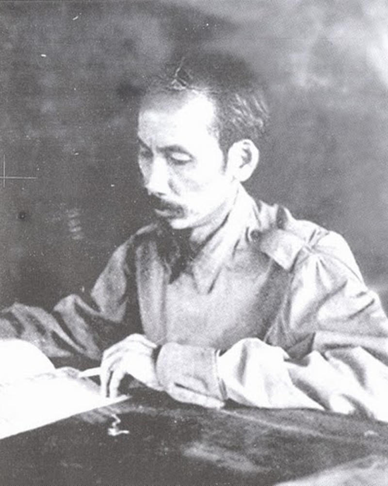 Nhà báo Hồ Chí Minh (ảnh tư liệu)
