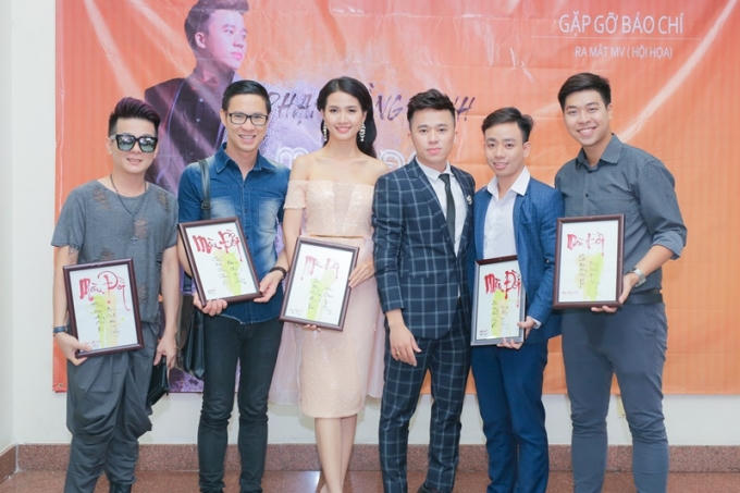 Phan Thị Mơ diện váy trễ nải vai trần đến chúc mừng Phạm Hồng Minh ra MV
