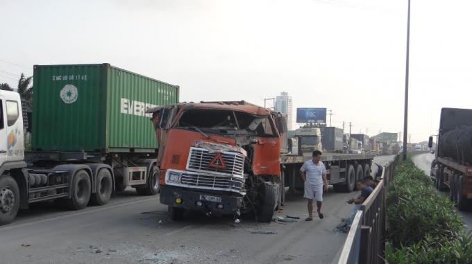 Vụ tai nạn xảy ra khiến giao thông tắc khu vực này tắc cả tiếng đồng hồ.