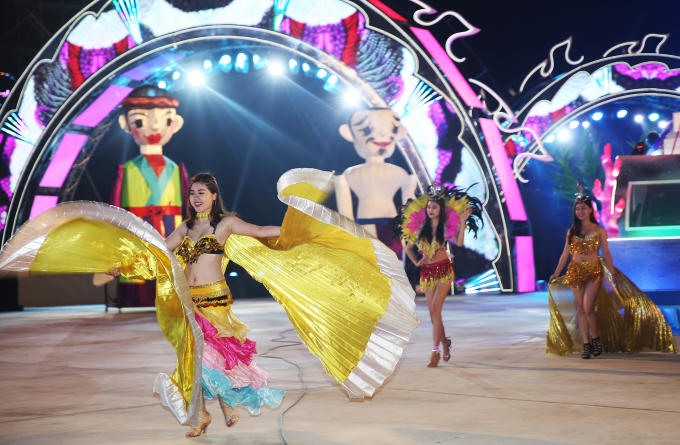 Carnaval Hạ Long 2018 đưa khán giả đến với một đêm hội huyền bí và hào hùng, sôi nổi và trẻ trung.