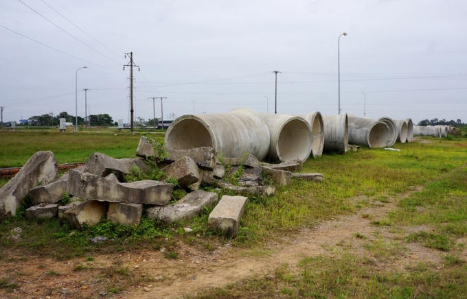 Vị trí của dự án năm sát ngay đường vành đai Bắc Nam và sau lưng dự án Cụm nhà ở sinh viên khu vực phía Nam Thành 600 tỷ bỏ hoang.