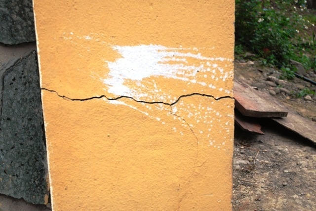 Một vết nứt lớn ở tường.