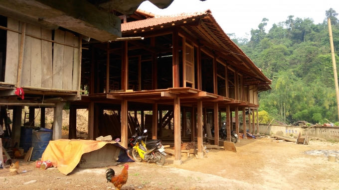Nhà "khủng' sử dụng tới 36 cột nhà với một diện tích mặt sàn rất lớn.