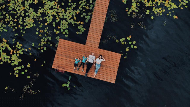 Bức “Niềm vui mùa hè” của @kkoresh (Nga)