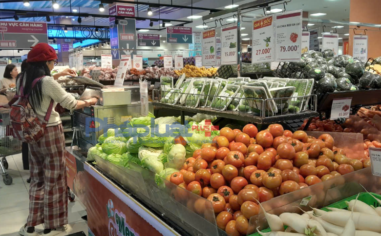 Thị trường hàng hoá bắt đầu sôi động khi người dân bắt đầu quay lại thành phố chuẩn bị cho tuần làm việc mới.