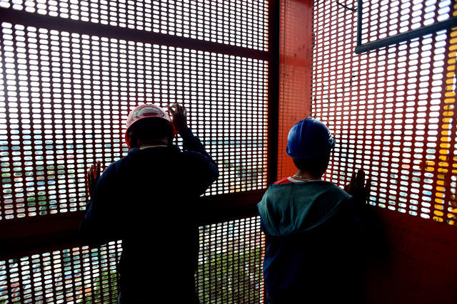 Thu nhập của Lợi chỉ khoảng 10 triệu đồng mỗi tháng. Lợi chuẩn bị lấy vợ nên anh phải làm tăng ca để kiếm thêm.