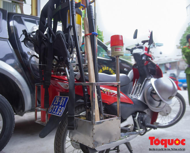 Đây là sáng kiến của lãnh đạo phòng, cải tạo từ những chiếc xe công thành những chiếc xe chữa máy mini đảm bảo việc chữa cháy ban đầu và cơ động trong ngõ nhỏ, tuyến phố hay bị ùn tắc giao thông.