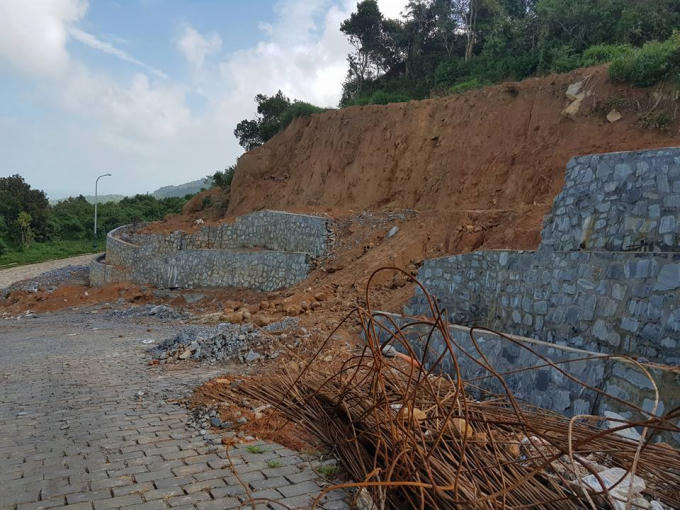 Chủ đầu tư triển khai xây dựng hiện nay tại dự án Khu Du lịch biển Tiên Sa là việc xây dựng kè chắn để bảo vệ chống sạt lở theo chỉ đạo của UBND thành phố tại Công văn số 5689/UBND-SXD ngày 26/7/2017.